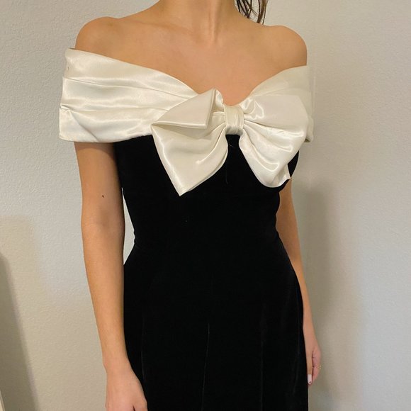 A.J. BARI 80s velvet dress with white bow as neckline
